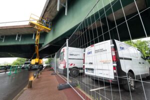 interconnexion-reseau-chaleur-chauffage-urbain-support-metallique-sous-pont
